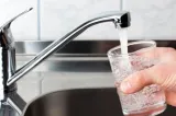 Facturi mai mari la apă de la 1 iulie. Românii din mai multe județe vor scoate bani în plus din buzunar