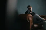 Tinerii României, prinși între sărăcie, abandon școlar și plecarea din țară. Cifrele care arată un tablou dureros