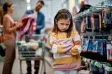 Motivul pentru care părinții trebuie să evite expresia „Nu avem bani” când cei mici își doresc ceva. Ce ar trebui să le spună copiilor