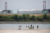 Ungaria face praguri subacvatice de piatră și scufundă barje în Dunăre, pentru a păstra apa la centrala Paks