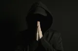 Risc major pe piața investițiilor: Cum au fost spălați peste 250.000 de lei din burse fictive prin crypto-ATM-uri și tehnologie AI