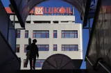 Tranzacție de 20 de miliarde de dolari, blocată la Washington. Rafinăria Petrotel din Ploiești, prinsă în acordul Lukoil–Carlyle