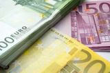 Românii plătesc prețul crizei politice: cursul leu-euro va depăși 5,2 lei, iar TVA ar putea crește la 24%