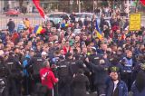 Ciocniri între jandarmi și mineri în fața Guvernului, după eșuarea discuțiilor cu Bolojan. Mai mulți protestatari au fost ridicați, s-au folosit gaze lacrimogene. Reacția Jandarmeriei - VIDEO