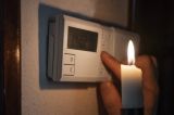 Becuri care pâlpâie, electrocasnice care se defectează. Un sibian a forțat ANRE să sancționeze distribuitorul de energie și a schimbat regula jocului
