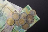 Leul a picat din nou. Moneda națională pierde teren în fața principalelor valute