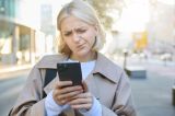 O marca populară de telefoane, acuzată că își ia „comision” din cumpărăturile utilizatorilor