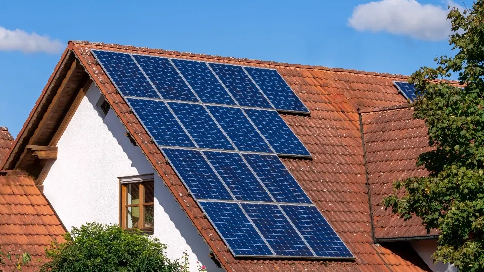 Românii cu panouri fotovoltaice vor putea împărți curentul electric cu vecinii