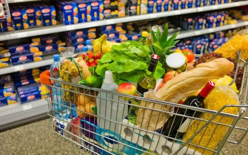cos-cumparaturi-supermarket-990x619