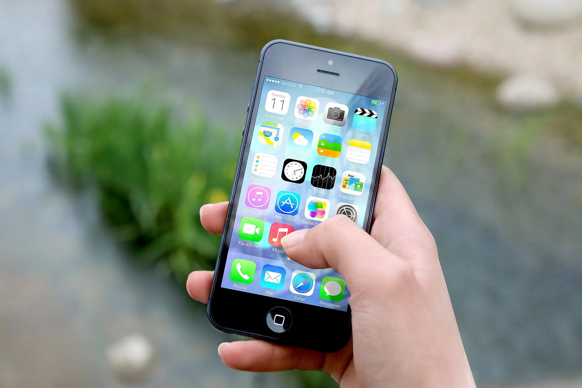 apple-apps-hand-3510