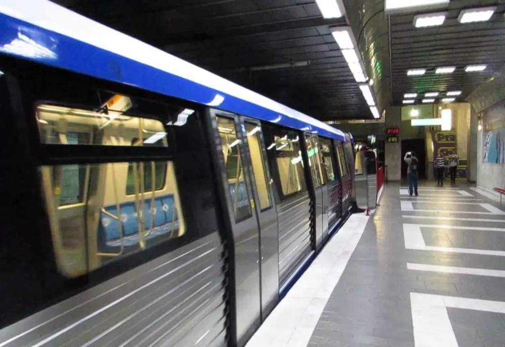 Accesul călătorilor în staţiile de metrou ar putea fi restricţionat pentru evitarea supraaglomerării