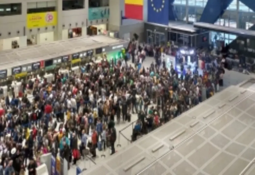 Continuă haosul pe aeroportul Otopeni. Nicio măsură a conducerii, deși sute de mii de oameni sunt afectați