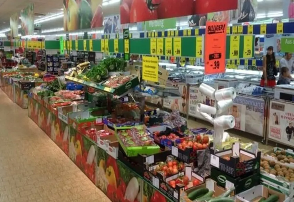 Fructe și legume, vândute cu porția în supermarket