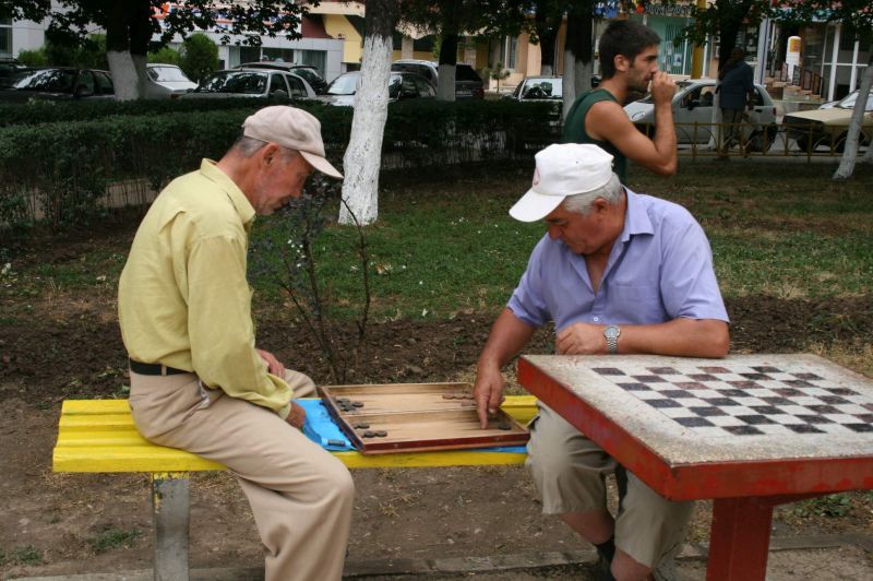 batrani-in-parc-pensionari-jucand-table-1