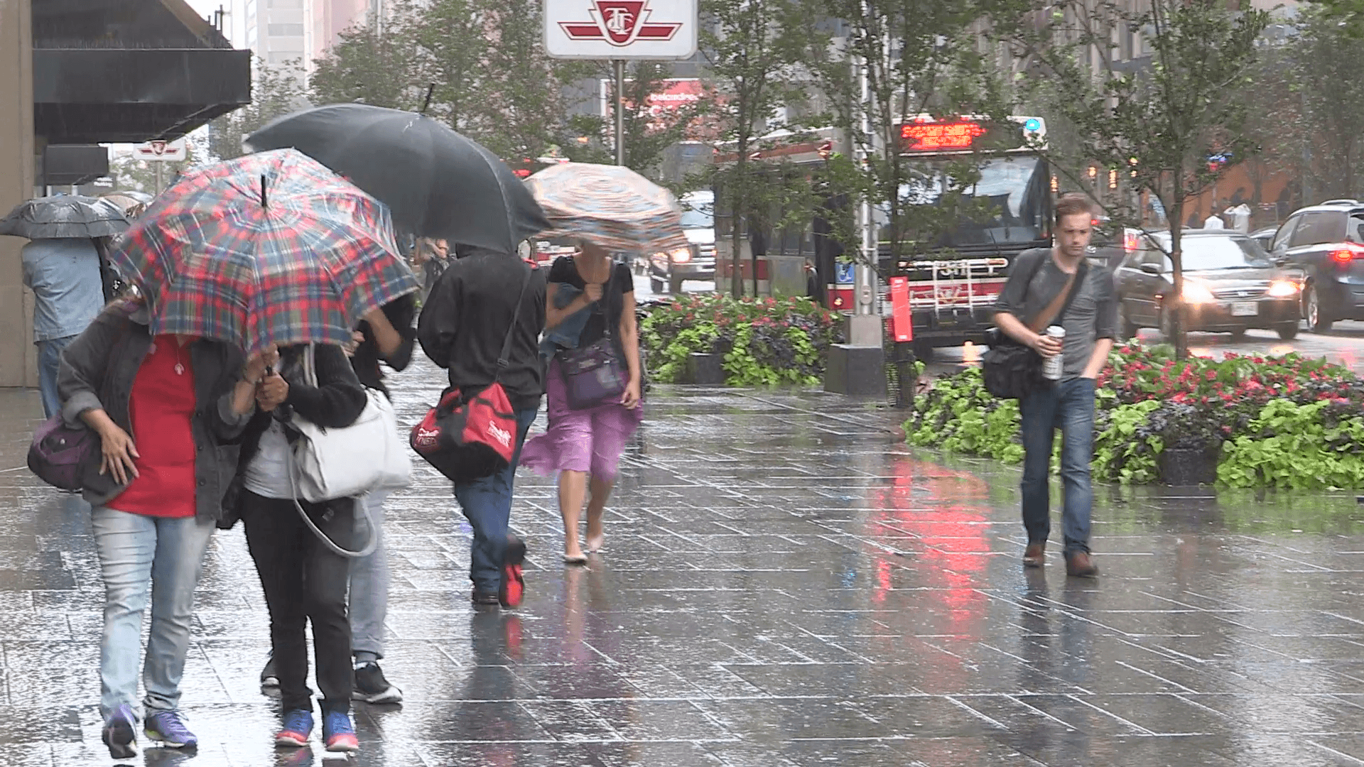 people-running-for-cover-in-heavy-rain-wind-storm-in-downtown-toronto_ej_szzyc__F0000