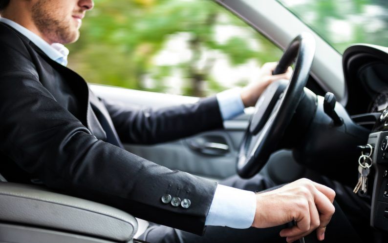 Mann-som-kjører--794x498