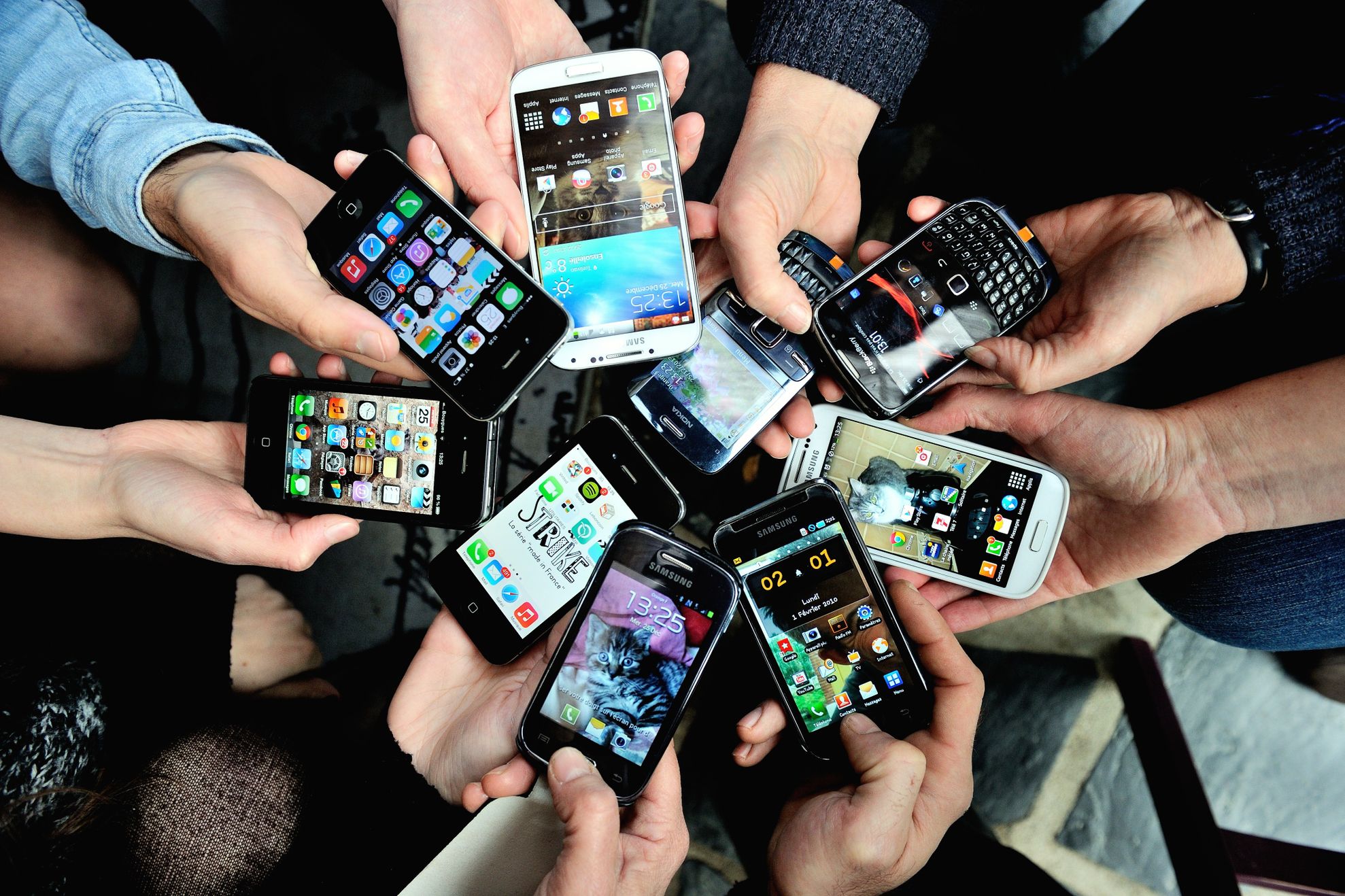 FRANCE-ECONOMY-TELECOMMUNICATION-SMARTPHONES