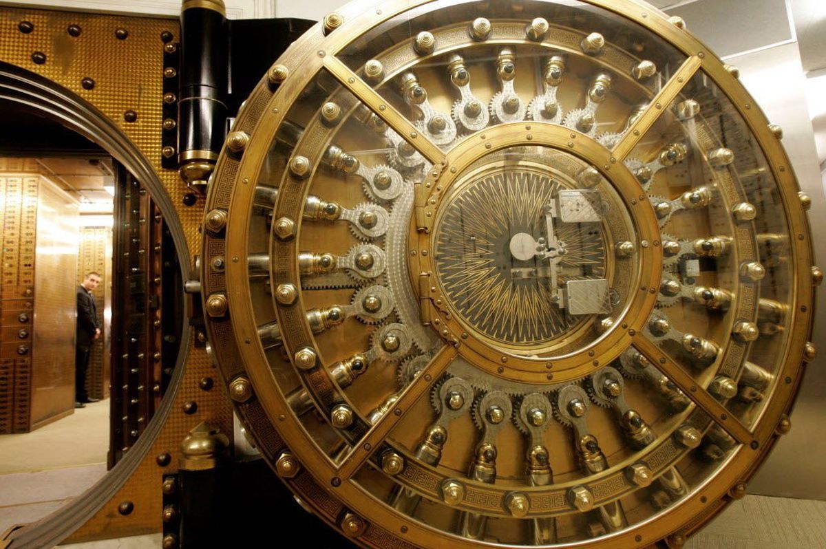 money-bank-vaultjpg-0935fd56d3f7b842