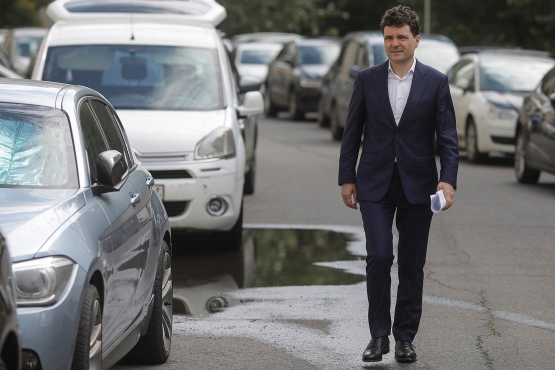 Nicusor Dan pe marginea drumului