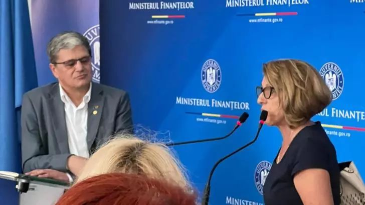 angajata-finante_6e91f0cd83