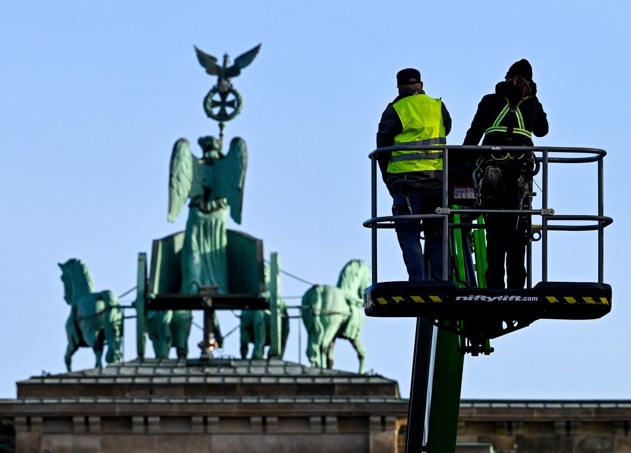 Setting up the New Year's Eve party at the Brandenburg Gate