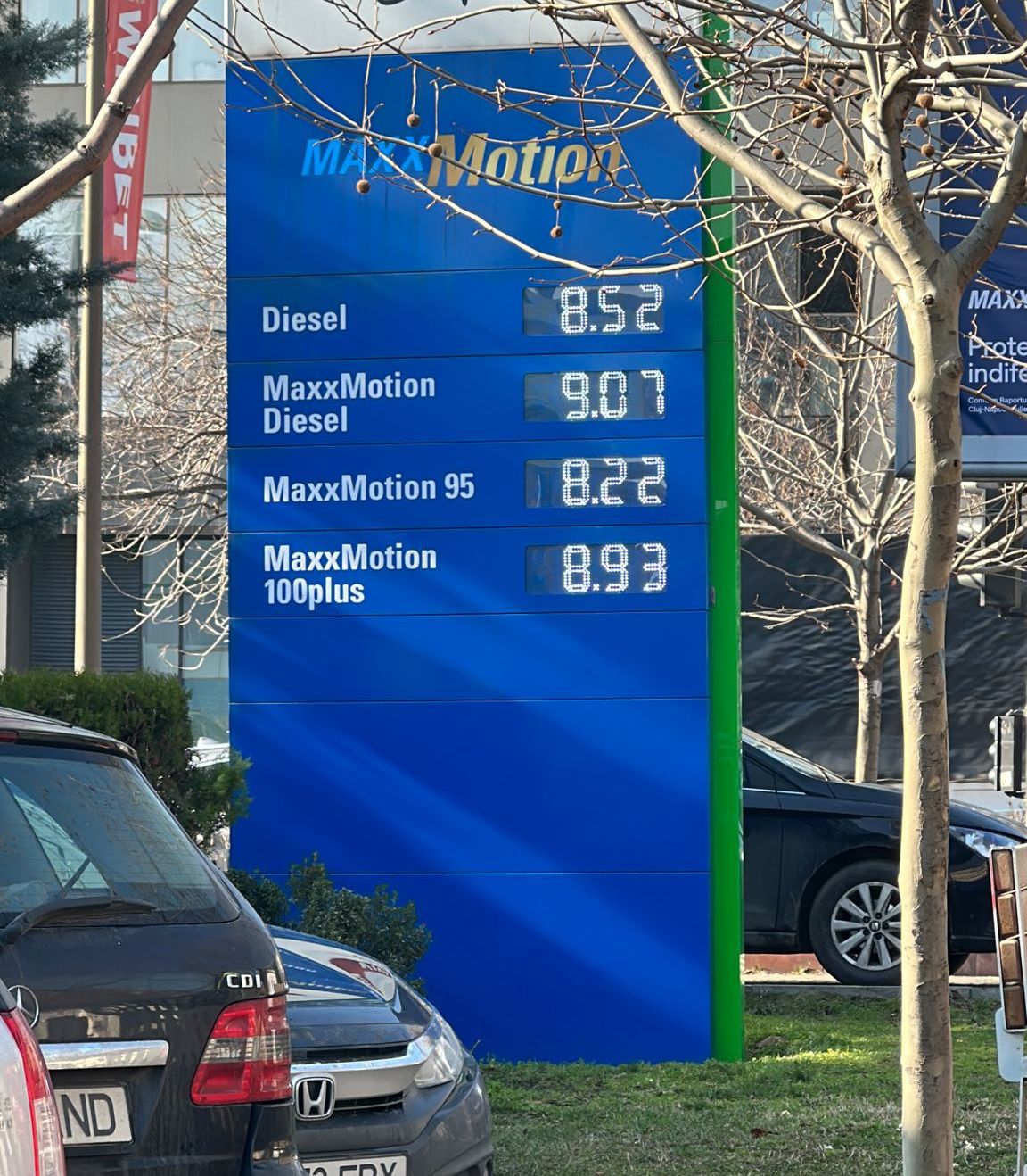 Pretul benzinei a sărit cu peste 15 bani peste noapte