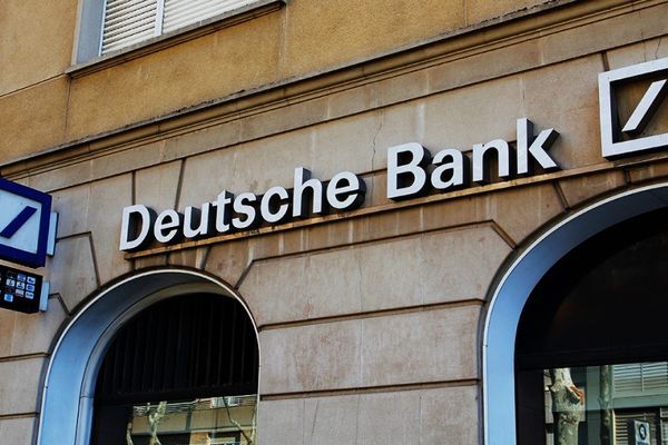 Deutsche Bank trece la concedieri și fuge de pe Wall Street