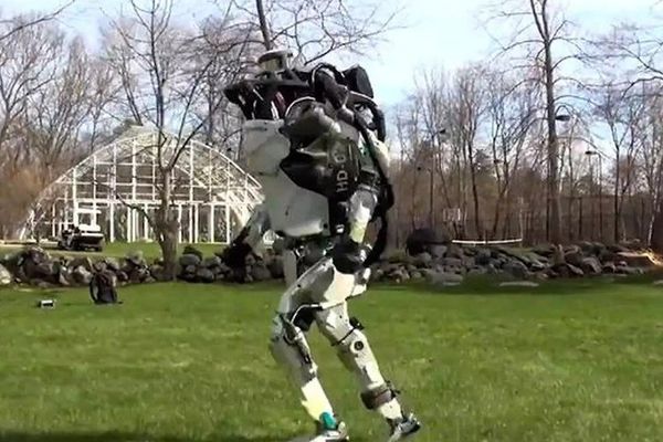 Aventura tehnologică: Robotul fără cap stârnește admirație și teroare