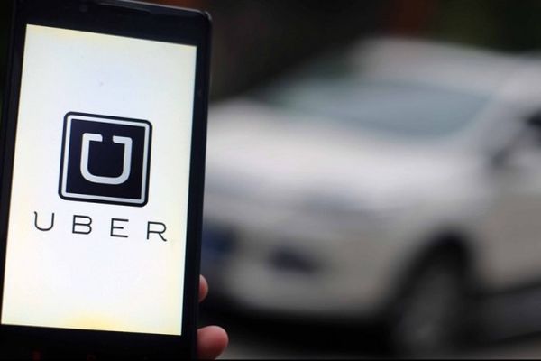 Uber, amenințat cu sancțiuni. „Taxi prin smartphone”, numai cu autorizare