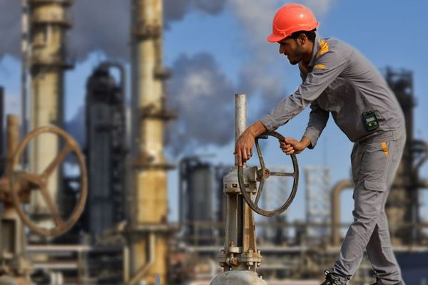 Prețul petrolul s-a prăbușit după disputa Trump - Zelenski