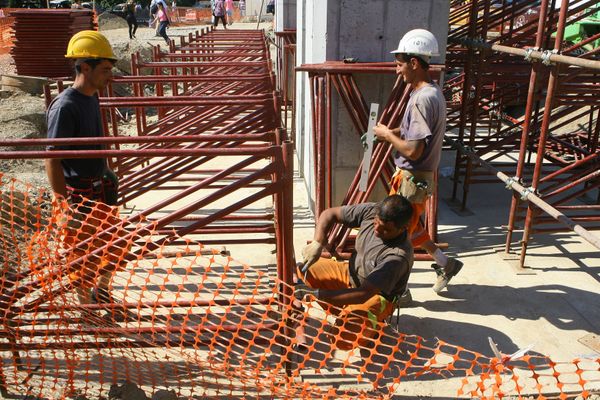 Concurență pe piața muncii. Vezi ce meserii se caută și câte joburi sunt la ofertă, în România vs UE