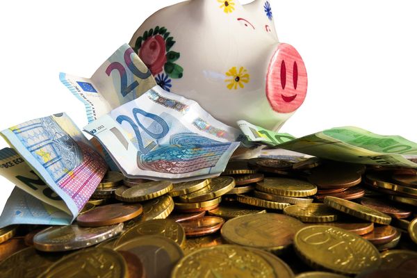 Statul se împrumută 768 milioane lei și obligă BNR să facă o injecție ”istorică” de lei în piață