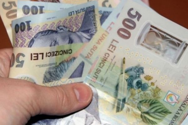 Bugetarul câștigă cu 1.300 de lei mai mult decât angajatul de la privat