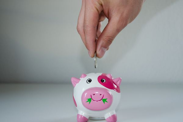 Românii au devenit mai economi, dar nu știu să pună bani deoparte