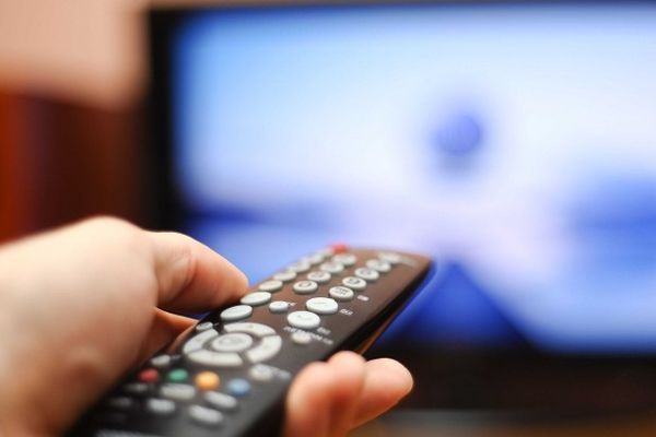 În România televiziunea dă dependență. Cine nu are televizor înseamnă că nu are curent electric