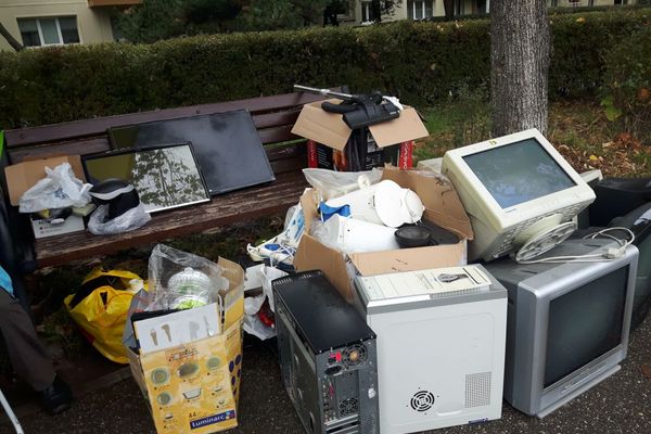 Lăsați televizorul vechi pe trotuar, Asociața Environ vă scapă de el