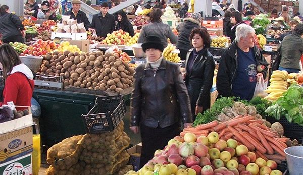 INS: Românii câștigă lunar mai puțin de 750 euro pe familie. Banii se duc pe mâncare, utilități, taxe și impozite