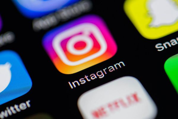 Facebook, acuzată că i-ar urmări pe utilizatorii Instagram prin camerele telefoanelor
