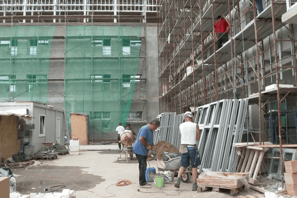 Criza forței de muncă și concurența din sectorul public au scumpit ora de lucru