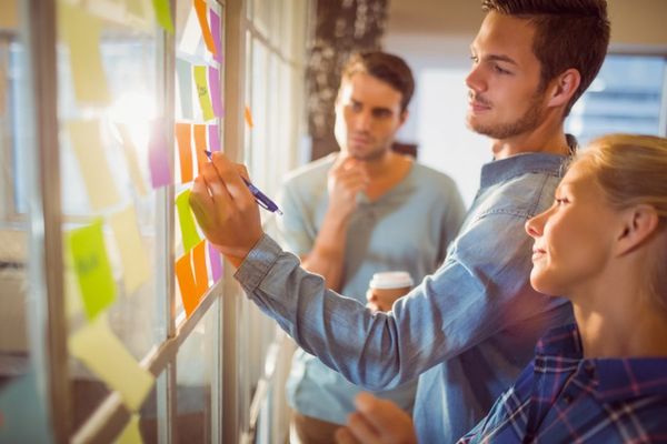 Semnal de alarmă: Generația milienialilor nu mai pune preț pe etica în afaceri și politică (studiu)