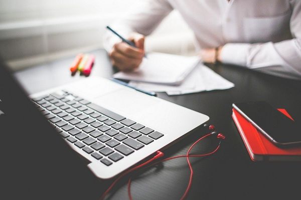 Jumătate din angajații din UE lucrează pentru firmele mici. Dar companiile mari generează jumătate din valoarea adăgută