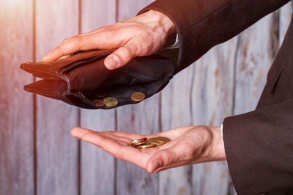 Salariile s-au triplat în ultimii 10 ani, însă buzunarele românilor tot „strâmtorate” sunt