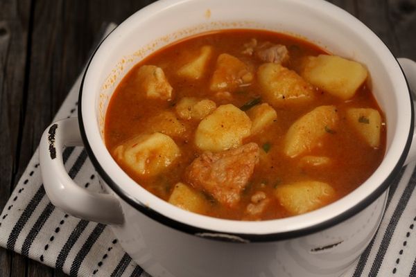 Un sfert de populația României își asigură traiul pentru o zi cu tot atâția dolari cât dă un american pe o bere