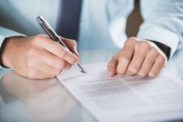 Zece firme de asigurări au strâns 90% din volumul de prime brute subscrise, în trim I