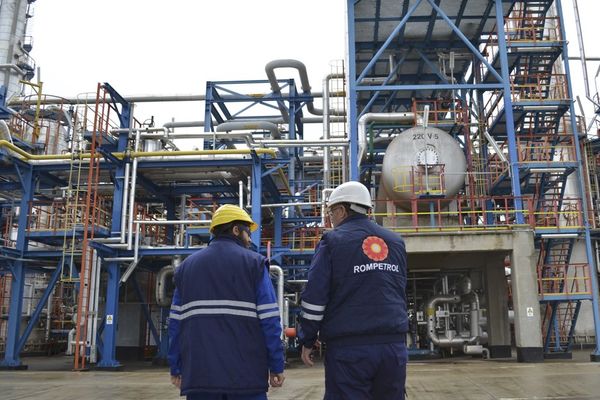 Rompetrol ia în calcul închiderea temporară a celei mai mari rafinării, din cauza presiunii taxelor. Decizia ar avea efecte dramatice