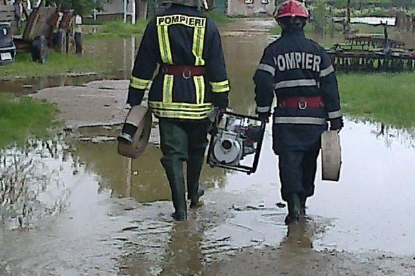 Atenție unde plecați în țară. Coduri galbene și portocalii în 32 de județe.