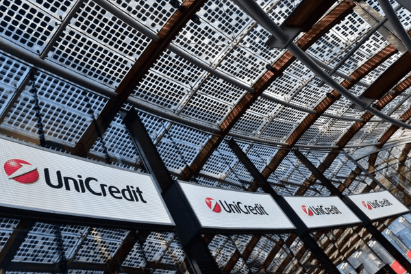 UniCredit ar putea lua locul Deutsche Bank și E.ON în indicele celor mai importante acțiuni europene