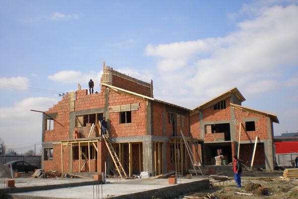 După o creștere moderată în 2018, din septembrie scade numărul autorizațiilor pentru construcția de clădiri rezidențiale