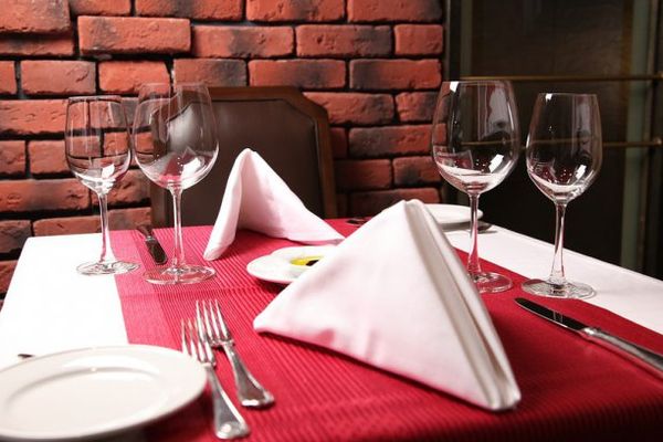 Joburi în UE: Austriecii plătesc să schimbăm cearceafuri și să punem masa