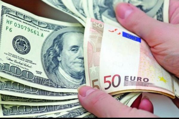 Leul crește față de euro dar scade tot mai mult față de dolar